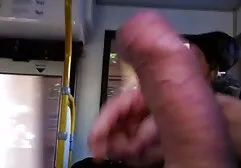 Un lesbienne hot porn gars qui porte un préservatif et a des relations sexuelles avec une fille.