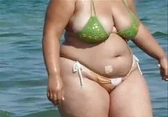 Un cuisinier nu et musclé xxx esbienne mangeant l'assistant dans la cuisine.