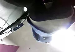 Une fille nue et maigre avec de l'huile chaude videos pornos de gouines pour se masturber pour la webcam.