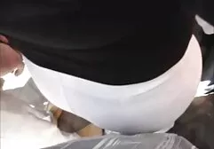 Blonde Sexy lesbinne xxx en culotte rouge et bas noirs caressant le vagin.
