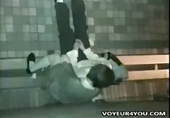 Russe fille enlève film x lesbienne francais sa jupe et caresse sa chatte.