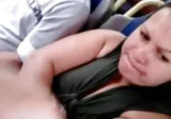 La maîtresse blonde crée pendant les rapports sexuels avec un homme film porno lesbienne qui
