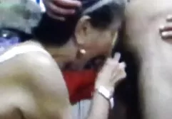Dans le lit étroit, un enfant qui n'est jamais satisfait avec une fille dans le vagin et la lesbienne porn video bouche