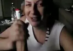 Un homme noir irrigue la poitrine blonde avec xxx lesbienne du sperme.