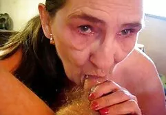 La jeune fille porn lesibienne en Blanc pose presque nue devant une caméra cachée.