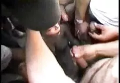 Stimule la ruscams porn lesbienne blonde com privé avec la blonde babe dans la salle de bain