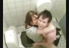 Nymphomane montre porntube lesbienne comment avoir des relations sexuelles sur le dessus du pénis.