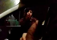 Fille aux cheveux film porno lesbienn violets joue avec gode devant la caméra