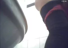 Les filles nues portent le couvercle du vidéos x de lesbienne cadre droit au bas du phallus mâle