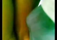 Une fille avec un beau corps porte de nouveaux x video porno lesbienne pantalons serrés.