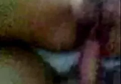 Un homme léchant une chatte brune extrait de film porno lesbienne et même déchirée