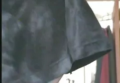 Les xxx lesbienne noir filles en Latex ont frappé fort sur le vieil homme qui a ligoté.