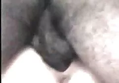 Jolie fille se lesbiennexxx déshabiller nu en miniature personnelle.