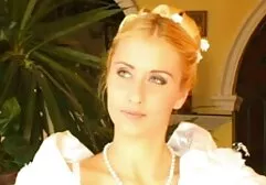 La fille séduit le nettoyeur lessbienne xxx de piscine pour le plaisir.